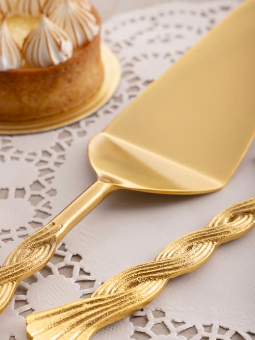 Gauri Kohli Santiago Cake Servers, Set Of 2 In Gold