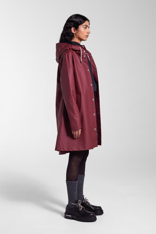 Stutterheim Mosebacke Hooded Long Sleeve Raincoat In Burgundy