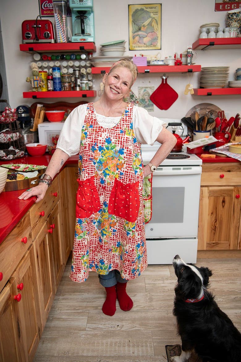 Lisbon Rose Farmhouse Apron, Alternate, color, Red