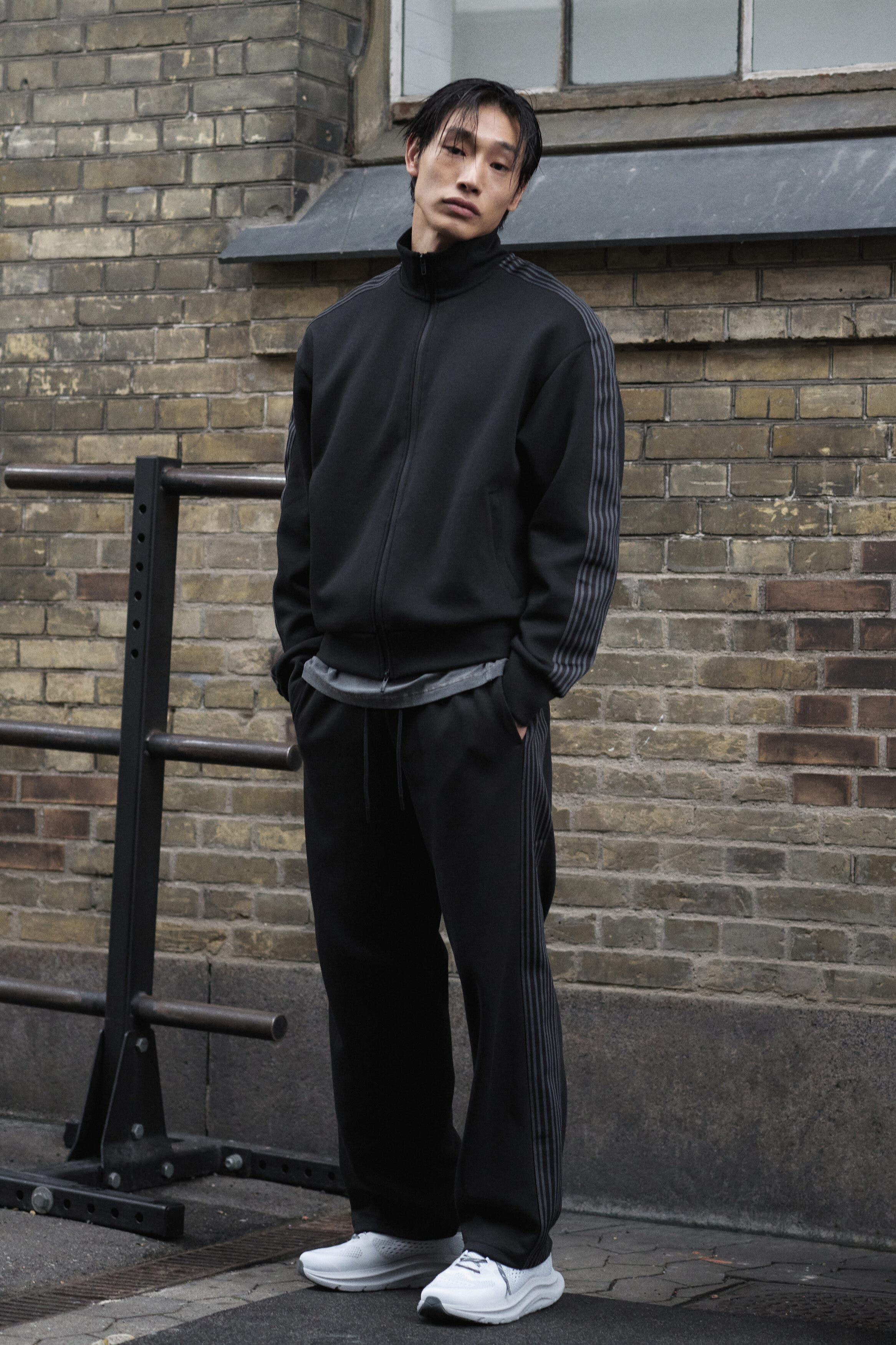 Loose-fit sports joggers with drymove - image 2