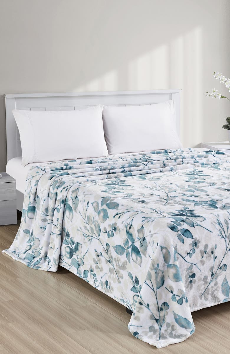 Luxury Home Dempsey Leaf Print Fleece Blanket, Alternate, color, Sage