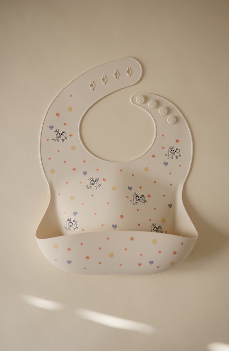 Mushie x Bluey Silicone Bib, Alternate, color, Bluey Ivory