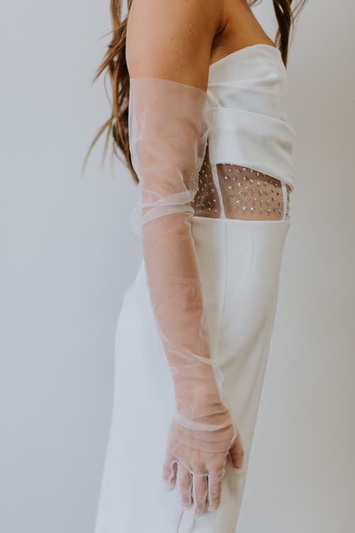 Untamed Petals Bishop Gloves In White