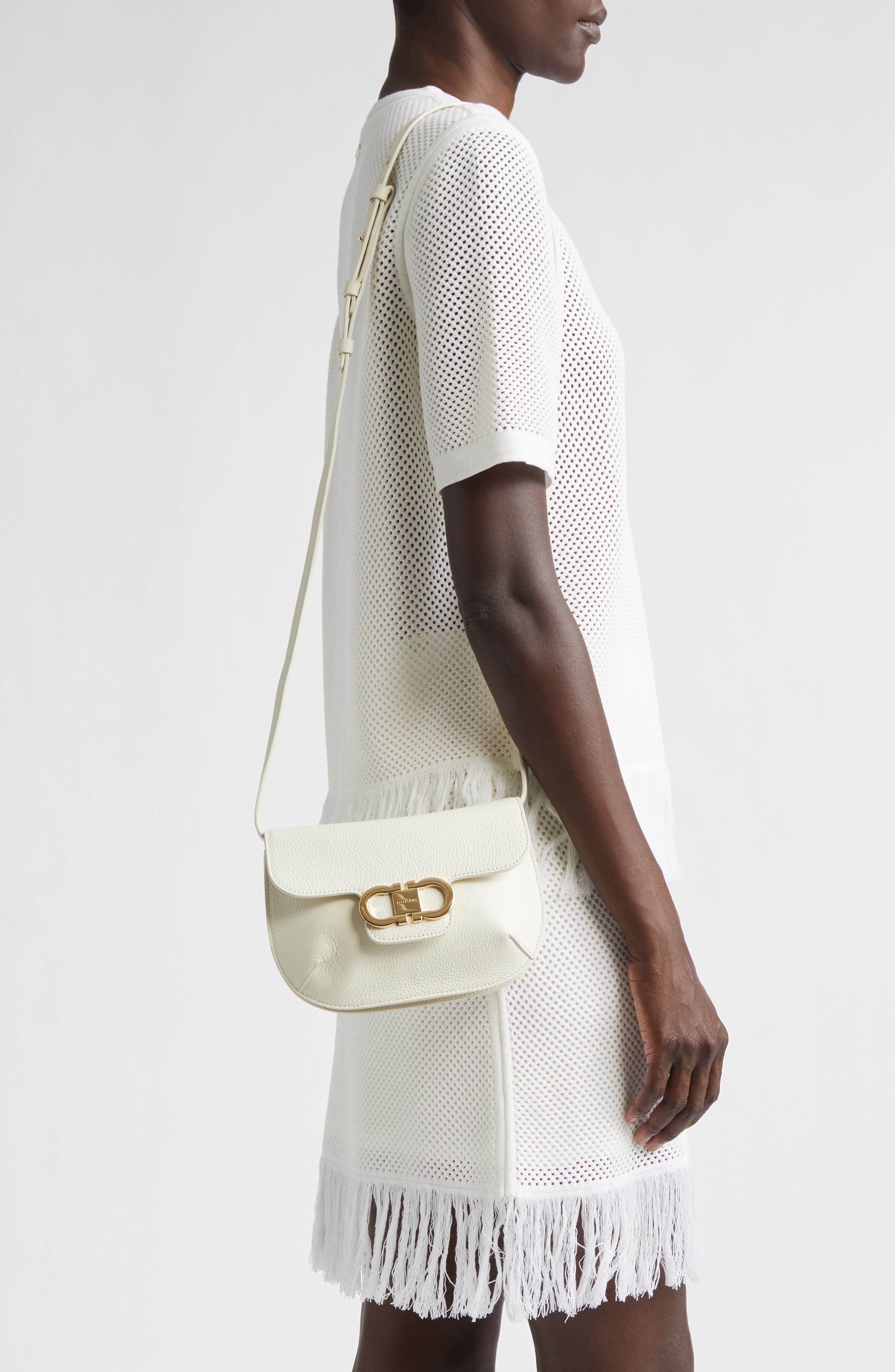 Женские сумки FERRAGAMO Lizzy Double Gancio Leather Crossbody Bag — фото 2