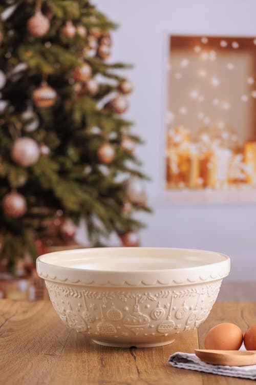 Mason Cash Deck The Halls Size 18 Cream Mixing Bowl, 2.85 Quart In White