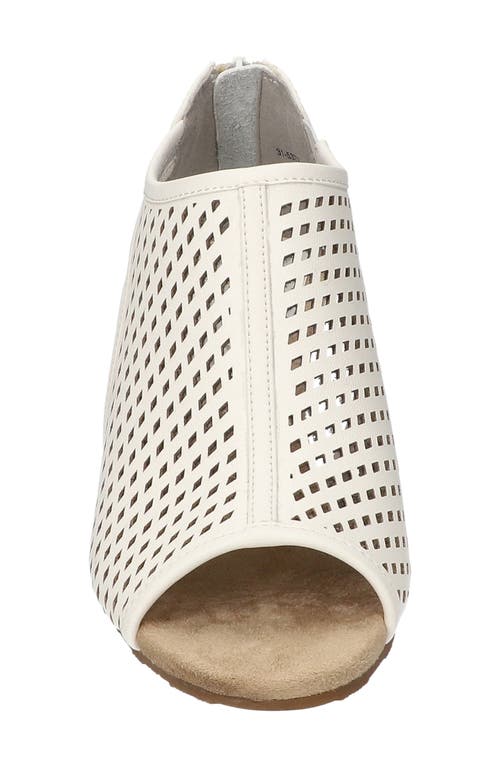 EASY STREET EASY STREET AMIRA LASER CUT PUMP
