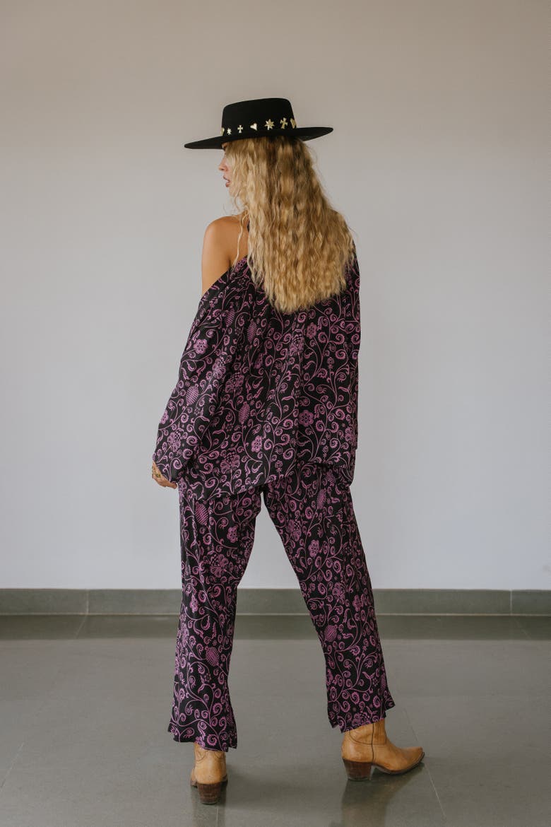 The Set Lola, Alternate, color, Black & Pink