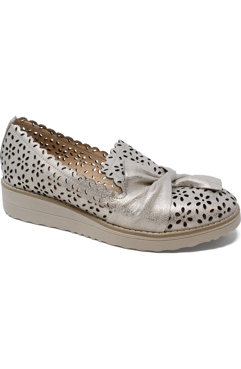 DJANGO AND JULIETTE Omilla Slip On, Main, color, Beige And Gold-Vanilla Sole