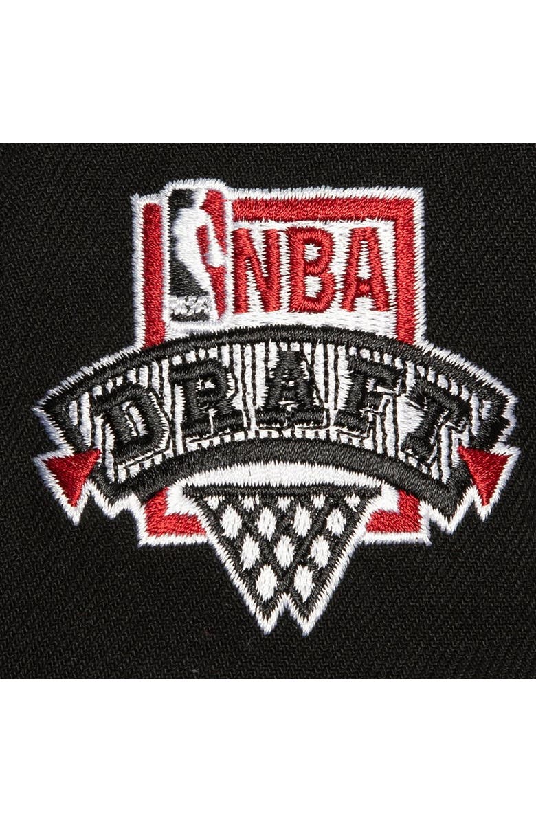 Mitchell & Ness Men's Mitchell & Ness White/Red Chicago Bulls Core Snapback Hat, Alternate, color, White