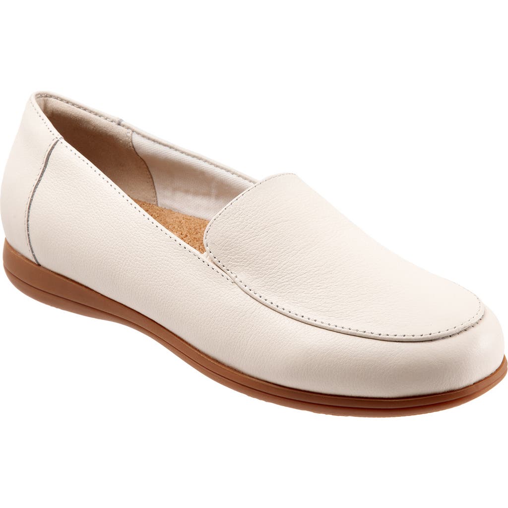 Trotters Deanna Loafer In Brown