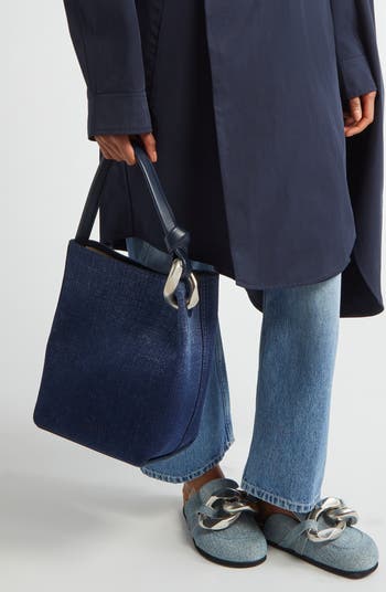 【JW ANDERSON】The JWA Corner デニム トートバッグ Corner Large denim tote bag in blue - JW Anderson | Mytheresa