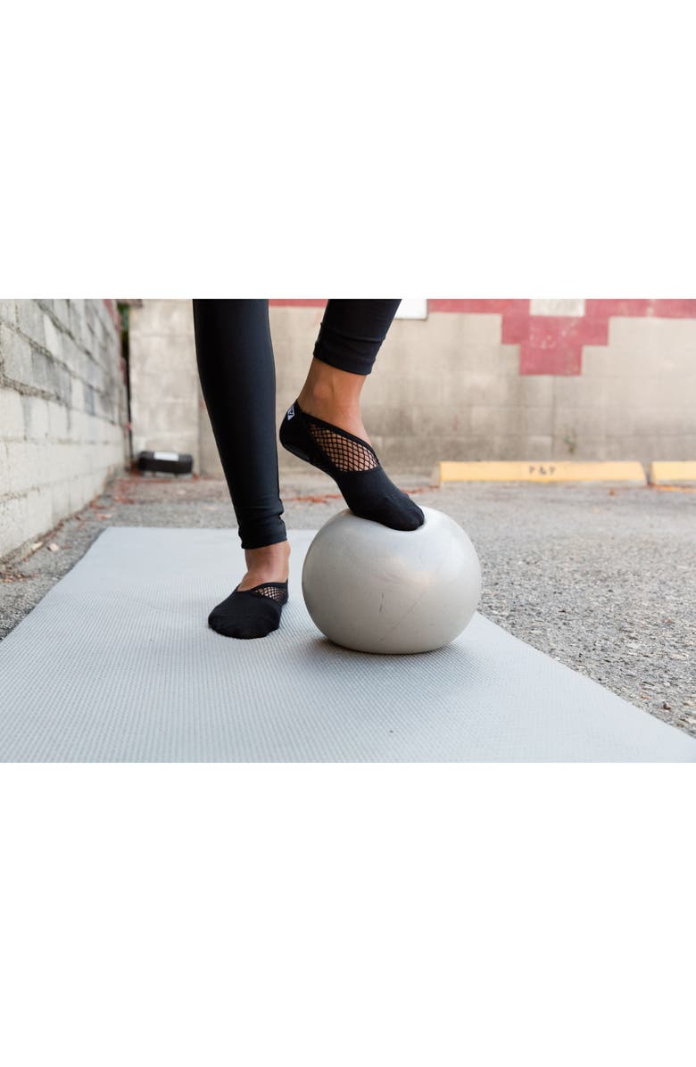 Arebesk Boxerella 2-Pack No-Slip Closed Toe Socks, Alternate, color, Black - Gray