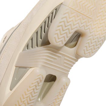 Mad Iiinfinity Low Basketball Sneaker