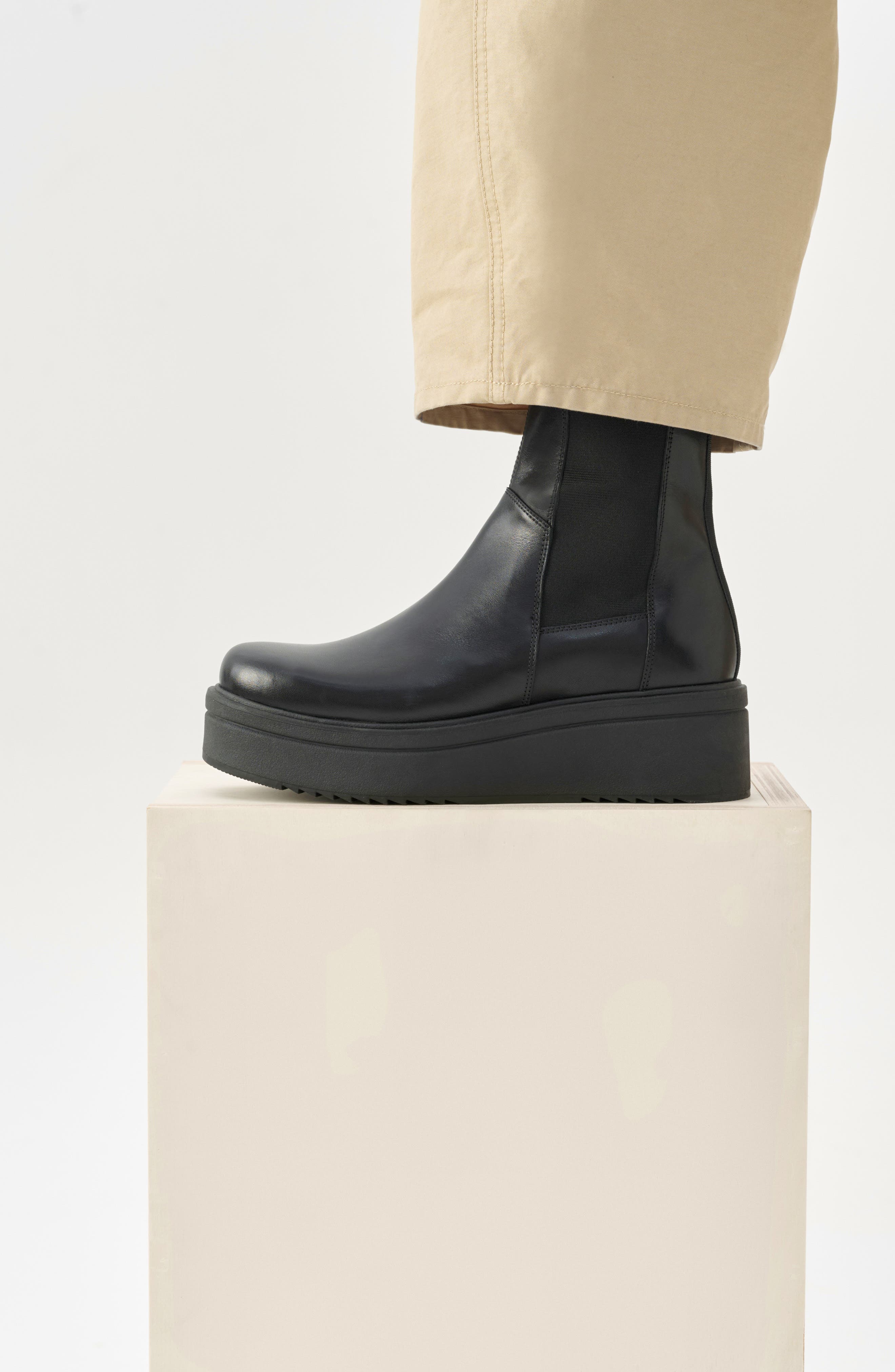 Vagabond Shoemakers Tara Chelsea Boot, Alternate, color, Black Leather