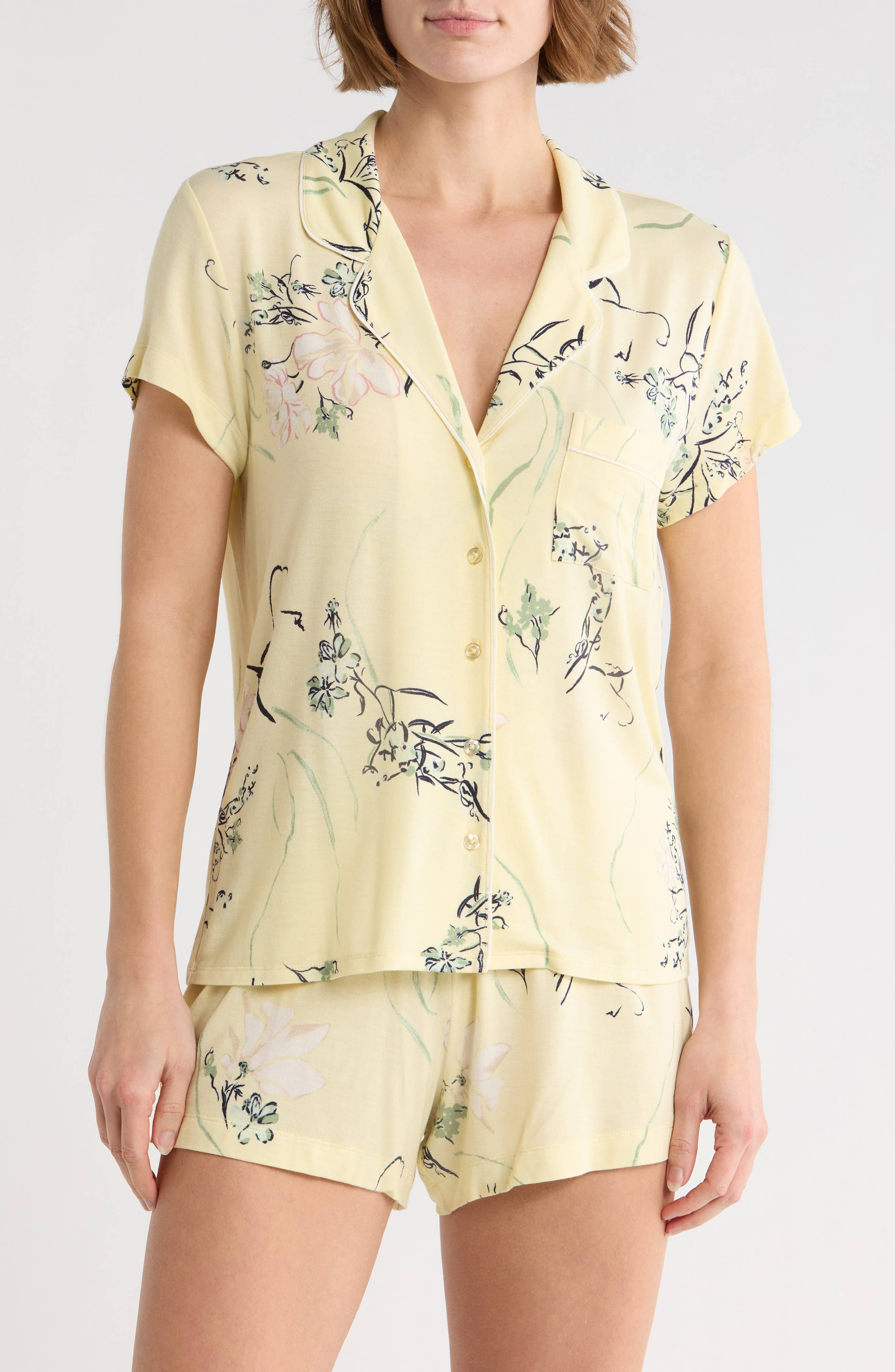 YELLOW- WHITE SPRAWLING FLORAL