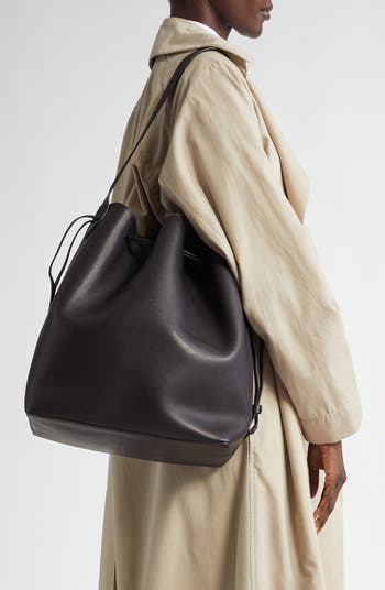 シック ☆ THE ROW ザ・ロウ Belvedere leather bucket bag 黒 Belvedere leather bucket bag in black - The Row | Mytheresa