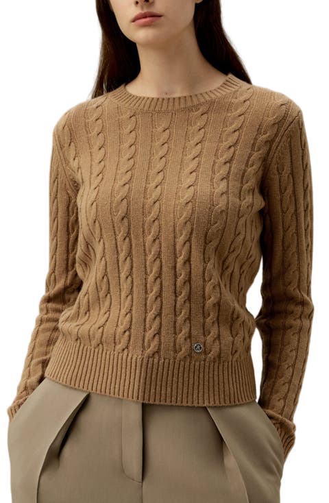 Classic Cable Knit Sweater with Ribbed Edges