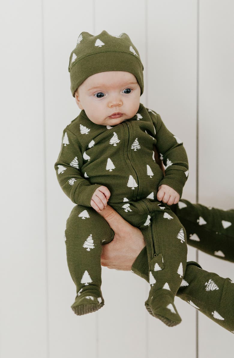 L'ovedbaby Holiday Print Fitted One-Piece Organic Cotton Footie Pajamas & Hat Set, Alternate, color, Frosty Pine