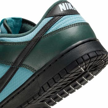 Dunk Low Retro SE Basketball Sneaker