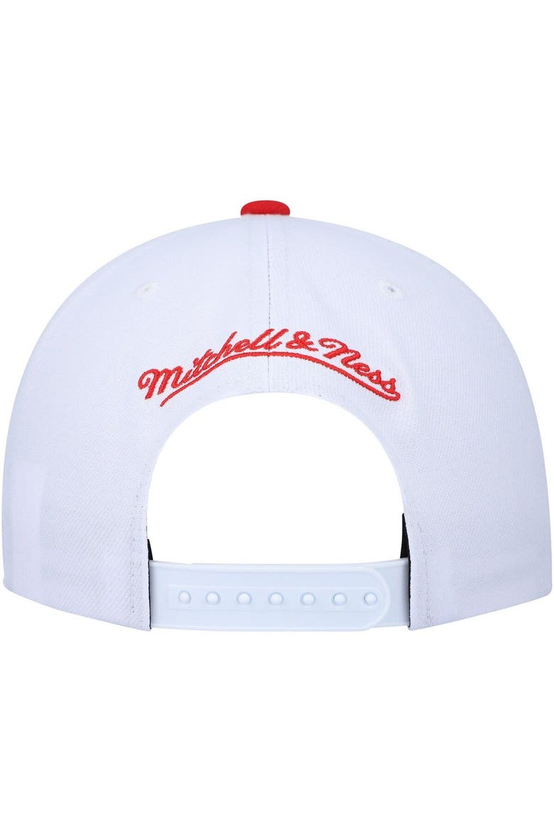Men's Mitchell & Ness White/Red Chicago Bulls Essentials Core Two-Tone Basic Snapback Hat, Alternate, color, White