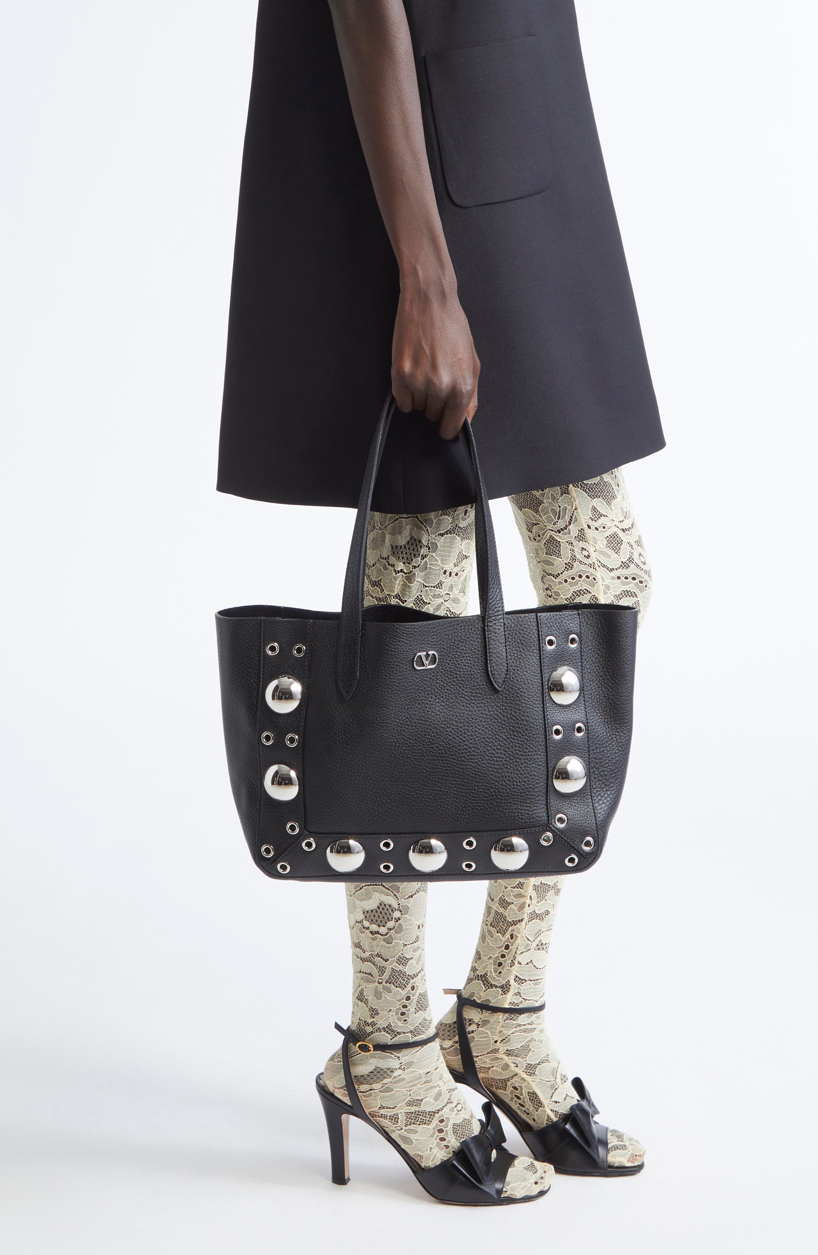 Valentino Garavani Medium Nellcôte Grommet Leather Tote, Alternate, color, Nero