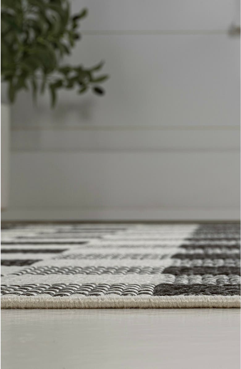JONATHAN Y Darcy Traditional Geometric Bold Gingham Indoor/Outdoor Area Rug, Alternate, color, Black/Cream