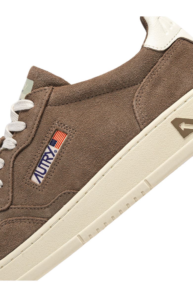AUTRY Medalist Low Sneaker, Alternate, color, Cigar