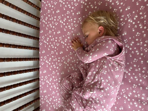 Gunamuna Crib Sheet In Pink