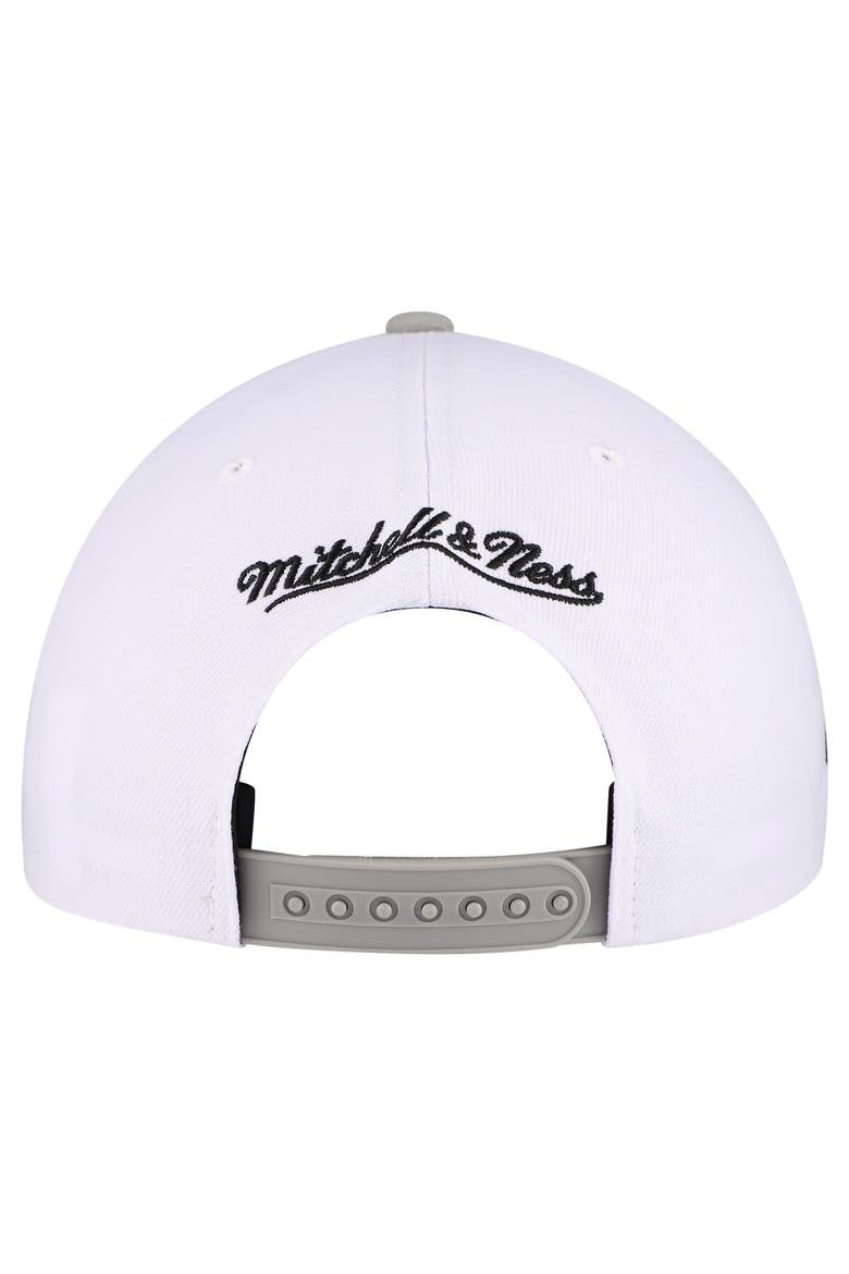 Men's Mitchell & Ness White Chicago Bulls Core Snapback Hat, Alternate, color, White