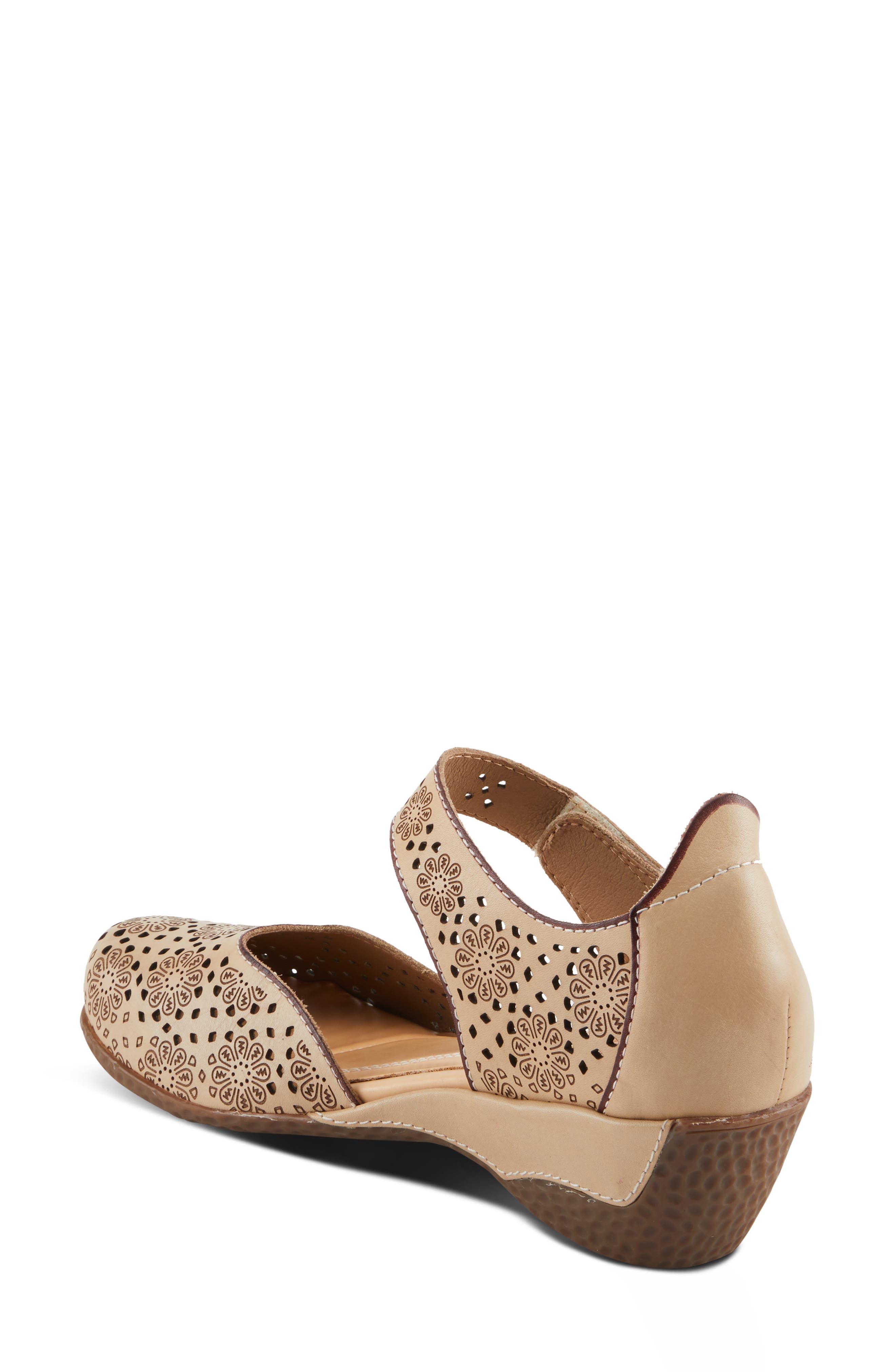 L'Artiste by Spring Step Americana Floral Perforated Pump, Alternate, color, 