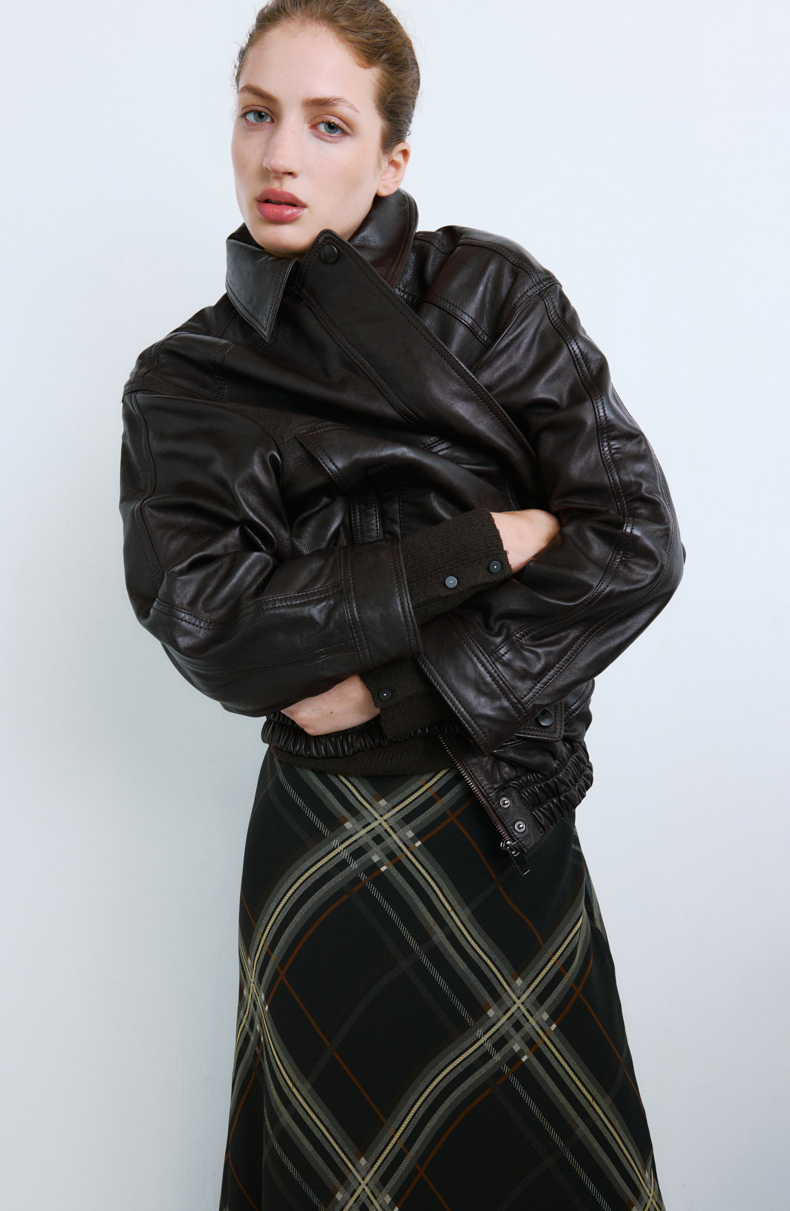 Женские куртки MANGO London Oversize Leather Jacket — фото 7