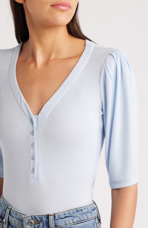 Frame Rib Ruched Short-sleeve Henley Top In Light Chambray