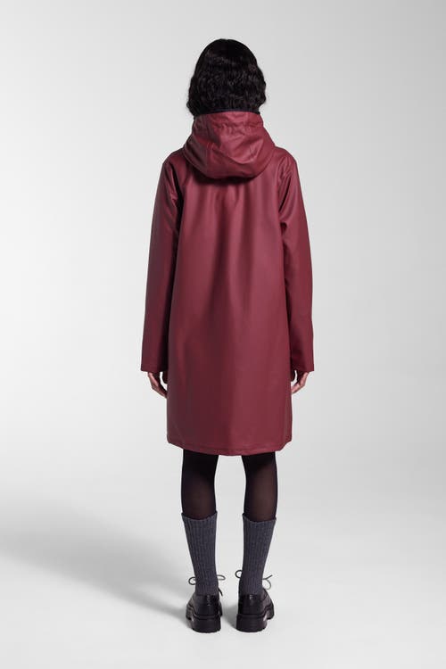 Stutterheim Mosebacke Hooded Long Sleeve Raincoat In Burgundy