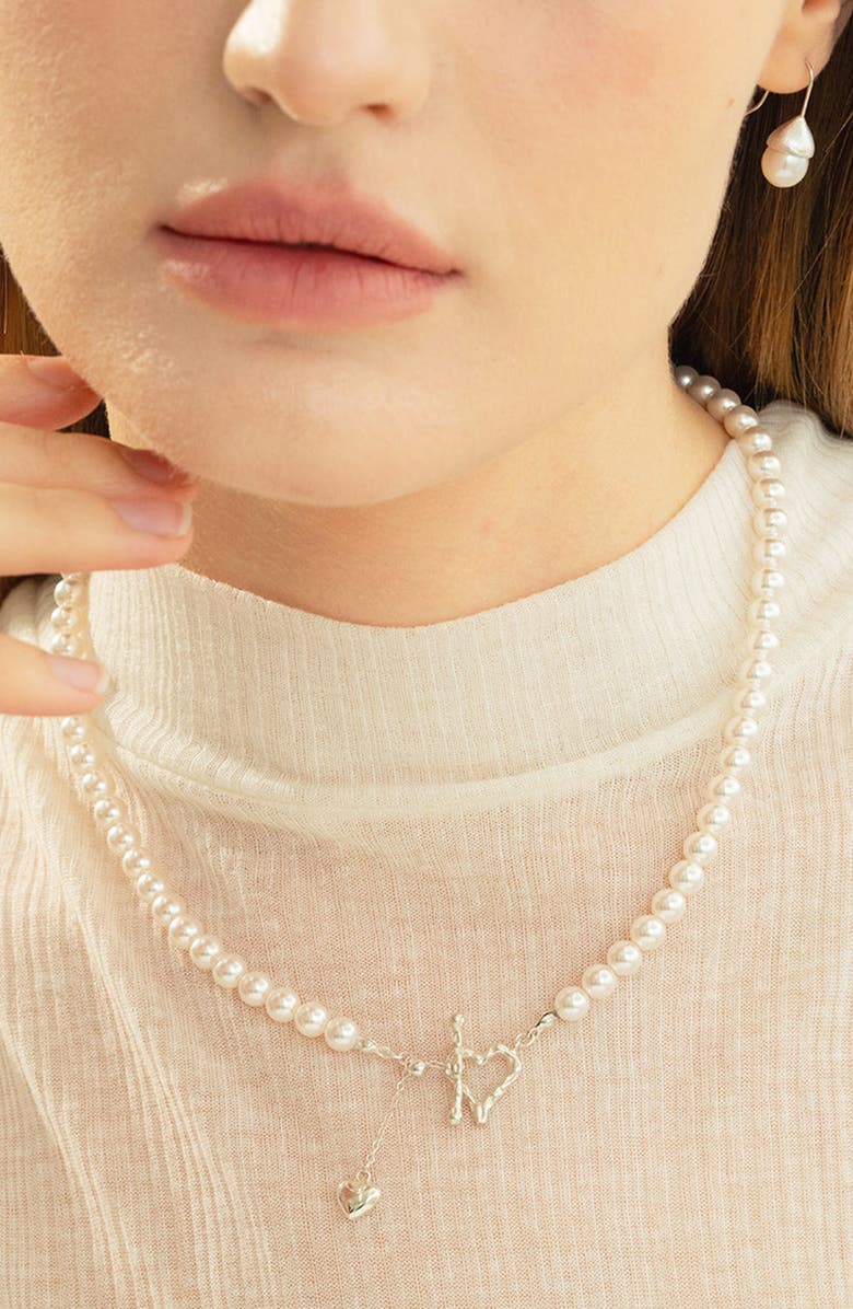 Bearfruit Jewelry Sterling Silver Amélie Simulated Pearl Heart Dangle Necklace, Alternate, color, 