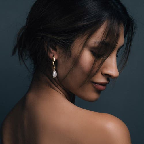 FREYA ROSE FREYA ROSE HAMMERED GOLD BAROQUE PEARL EARRINGS 