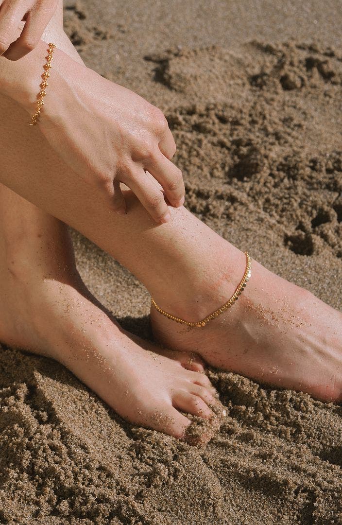 Женские аксессуары Satya Jewelry Shine a Light Gold Coin Chain Anklet — фото 3
