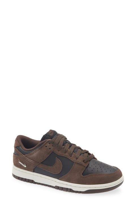 Dunk Low Basketball Sneaker
