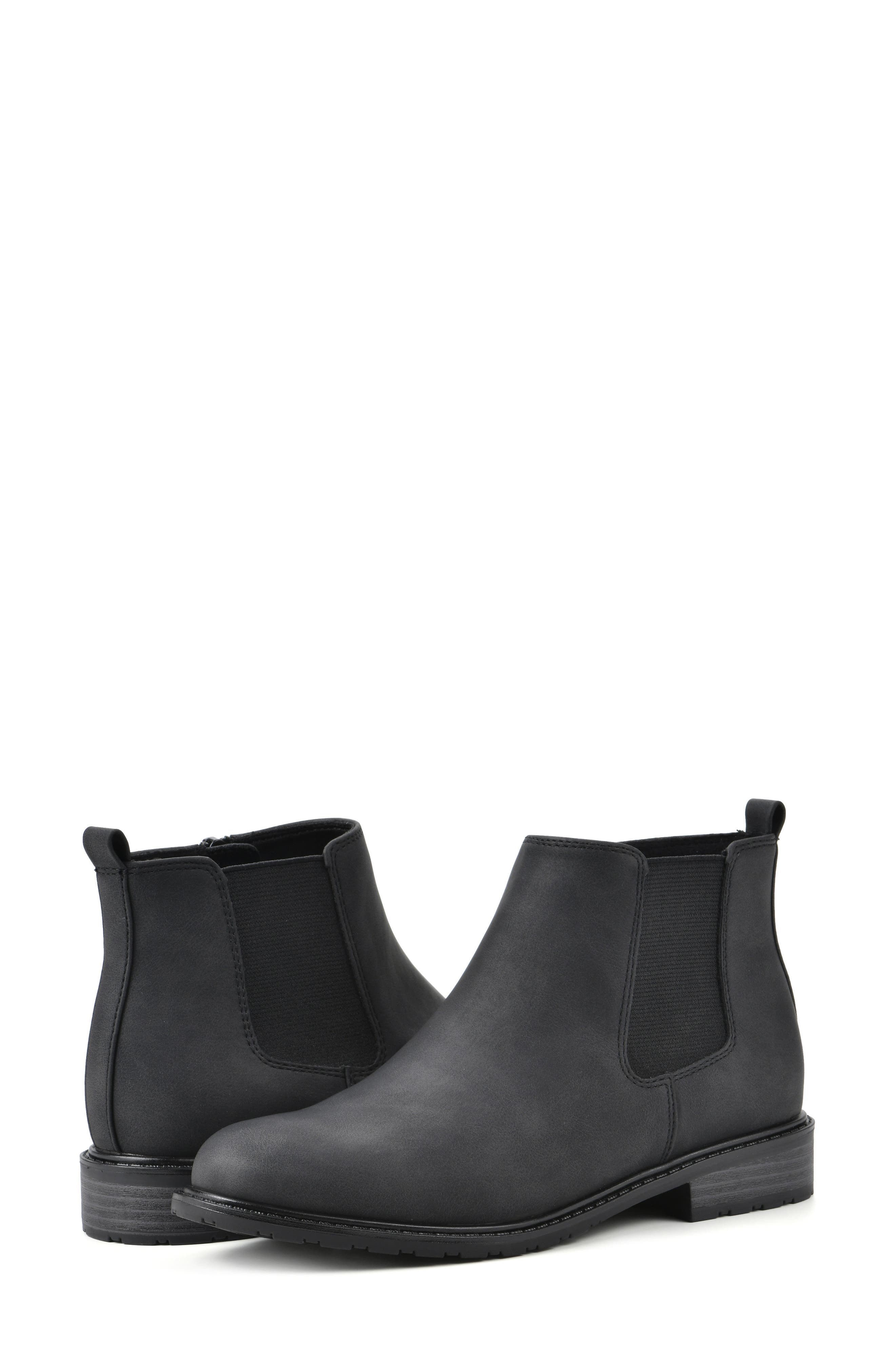 White Mountain Footwear Caching Chelsea Boot, Alternate, color, Black/ Smooth