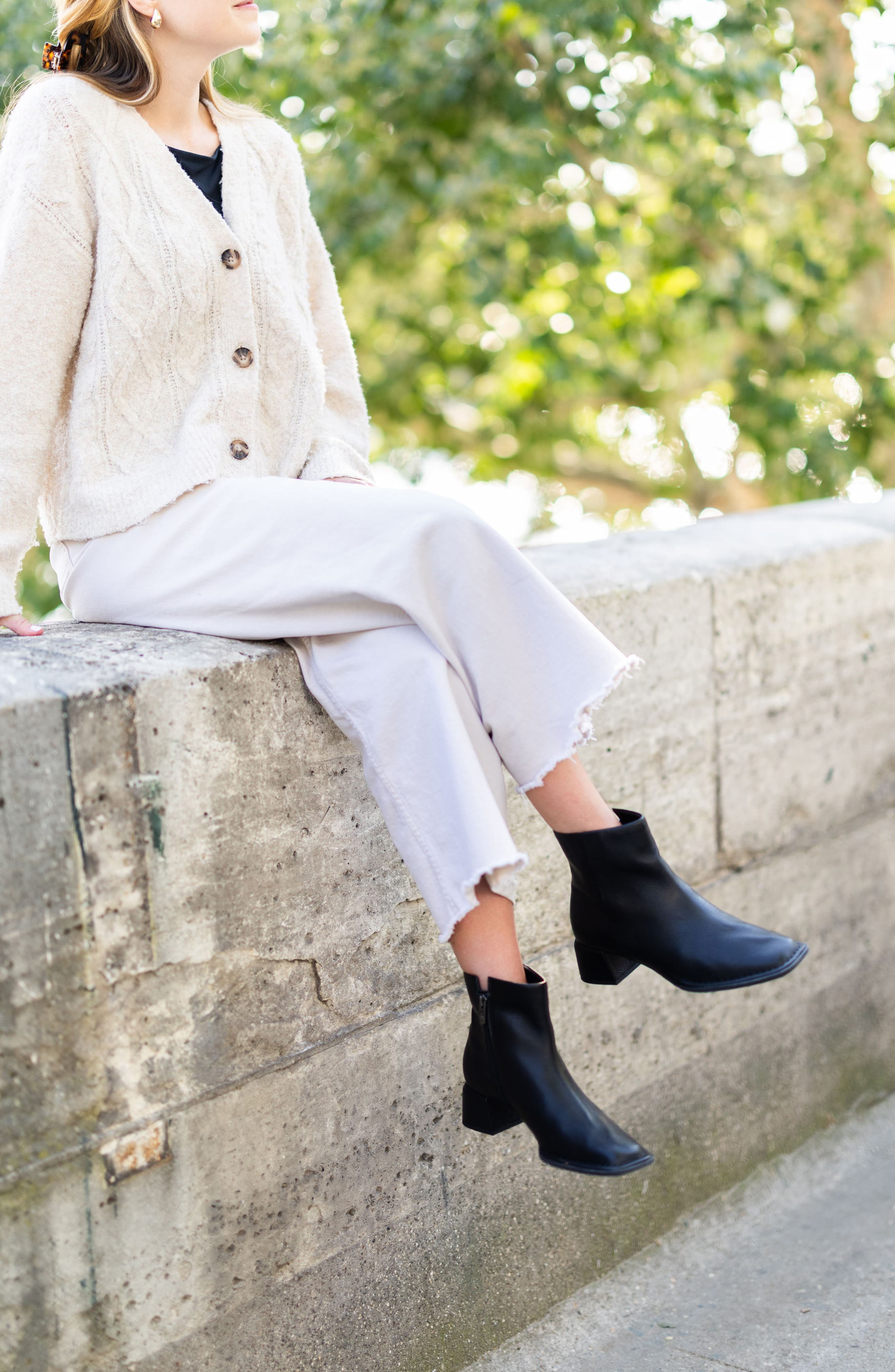 L'Amour des Pieds Nuvora Block Heel Bootie, Alternate, color, Black