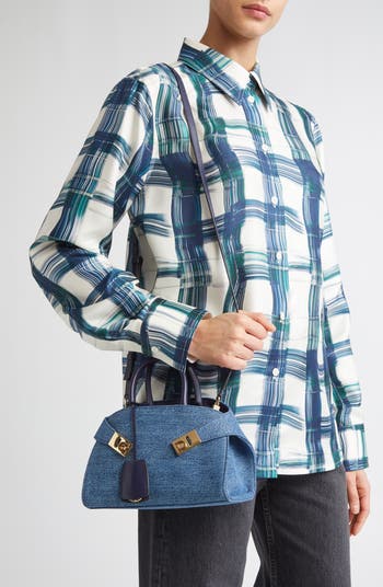 ハンドバッグ FERRAGAMO DENIM LEATHER HUG MINI TOP HANDLE BAG FERRAGAMO Mini Hug Denim Top Handle Bag | Nordstrom