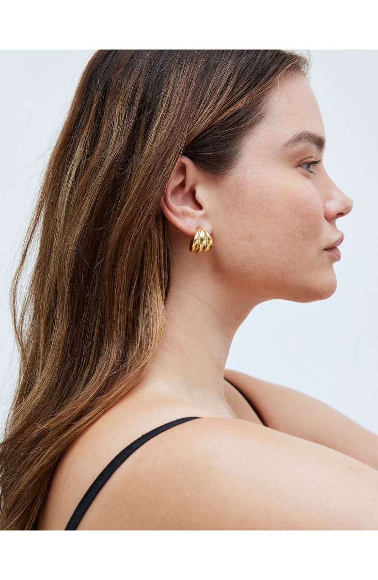 Madewell Ribbed Wavy Hoop Earrings, Alternate, color, Vintage Gold