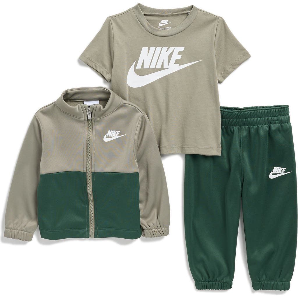 Nike 3-piece Essential Set In Green