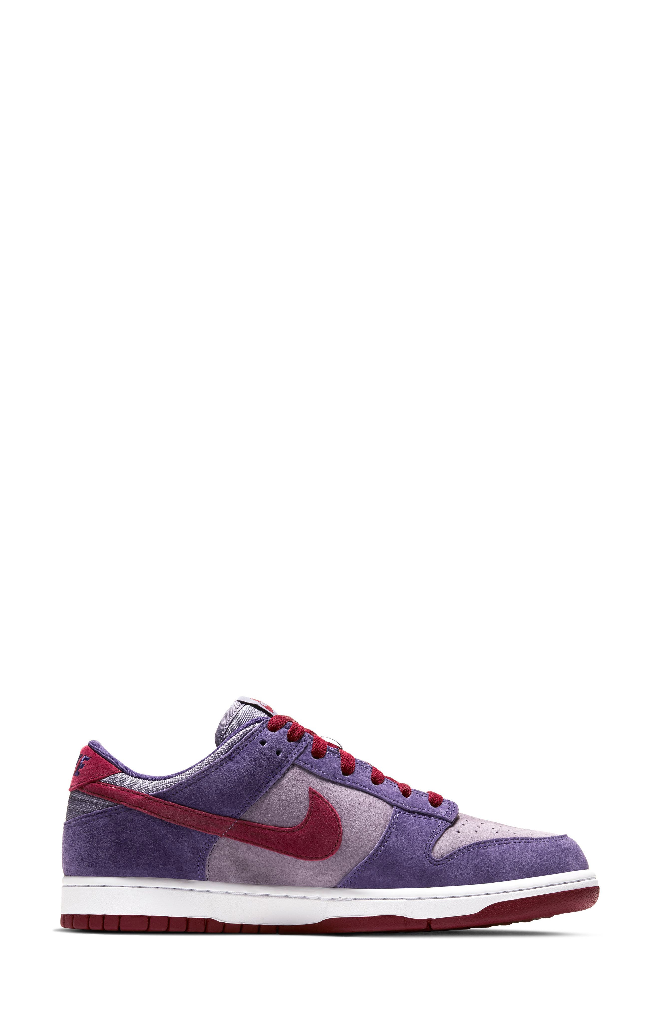Gender Inclusive Dunk Low SE Basketball Sneaker - image 2