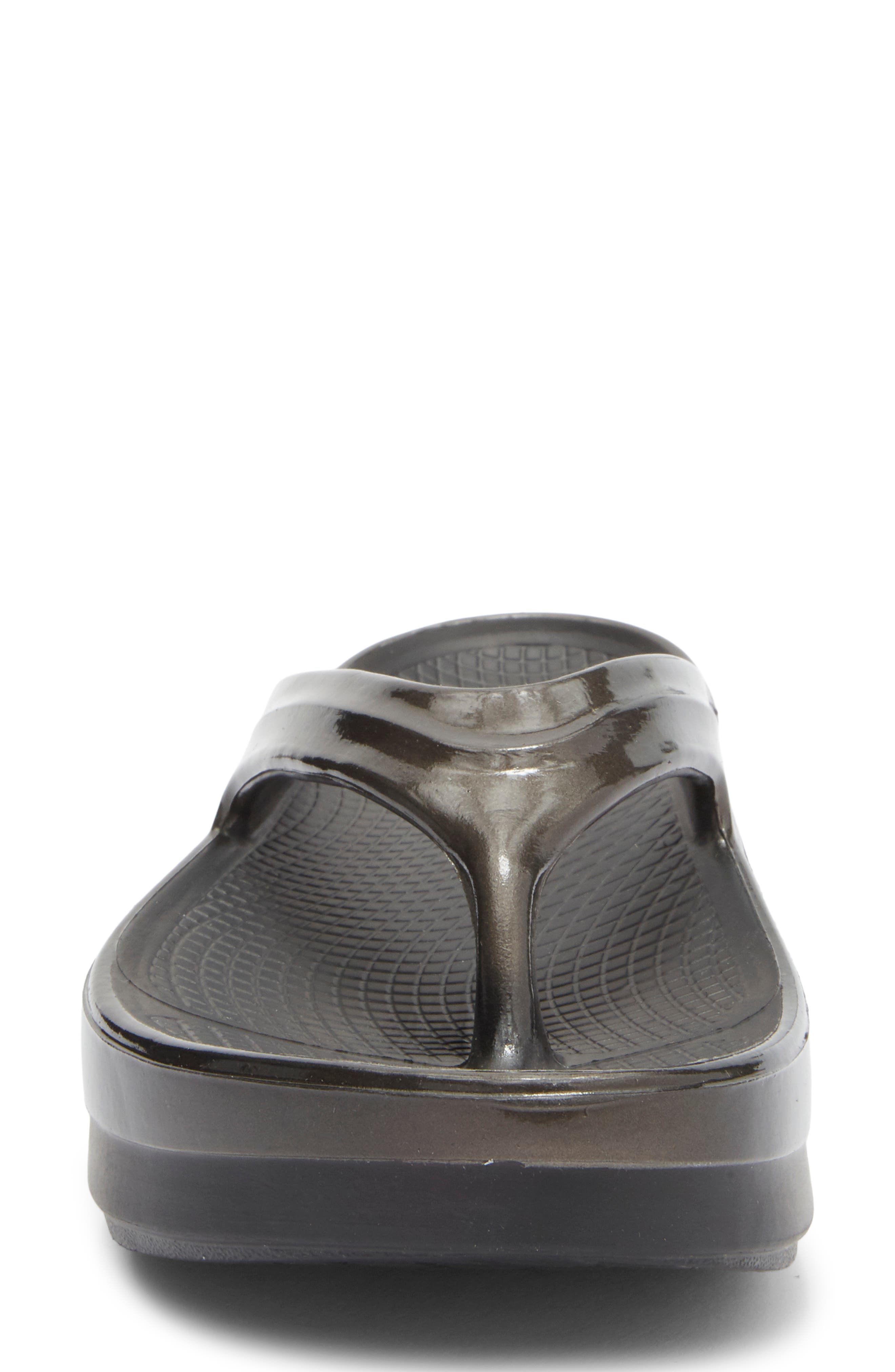 Oofos OOmega OOlala Luxe Flip Flop, Alternate, color, Black/ Titanium Mirror