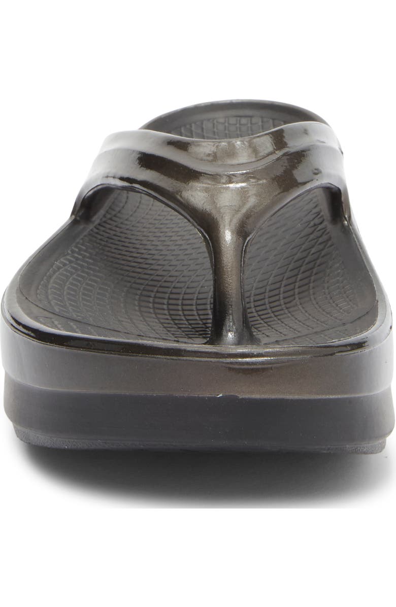 Oofos OOmega OOlala Luxe Flip Flop, Alternate, color, Black/ Titanium Mirror