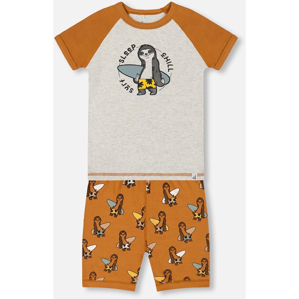 DEUX PAR DEUX DEUX PAR DEUX BOY'S ORGANIC COTTON TWO-PIECE SHORT PAJAMA SET SLOTHS ON TAN AND MOTTLED BACKGROUND