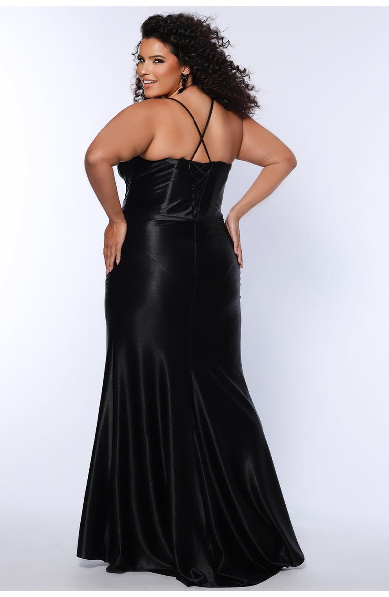 Sydney's Closet Pleated Draped Sweetheart Neckline Slim Fitted Plus Size Gown, Alternate, color, Onyx