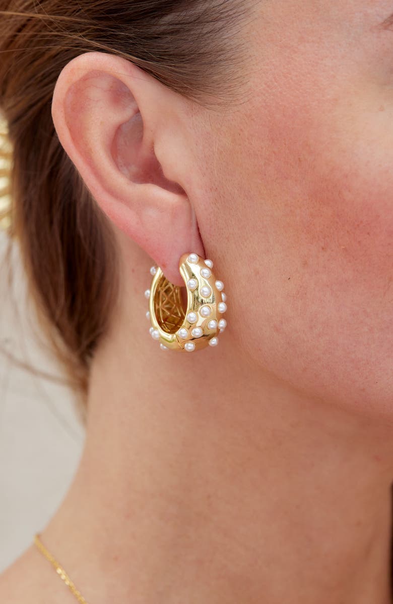 SAVVY CIE JEWELS Faux Pearl Hoop Earrings, Alternate, color, Gold