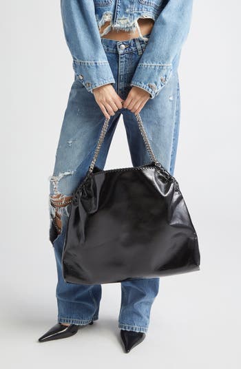 【Stella McCartney】 Falabellaスモール faux patentレザートー Falabella Small faux patent leather tote bag in burgundy
