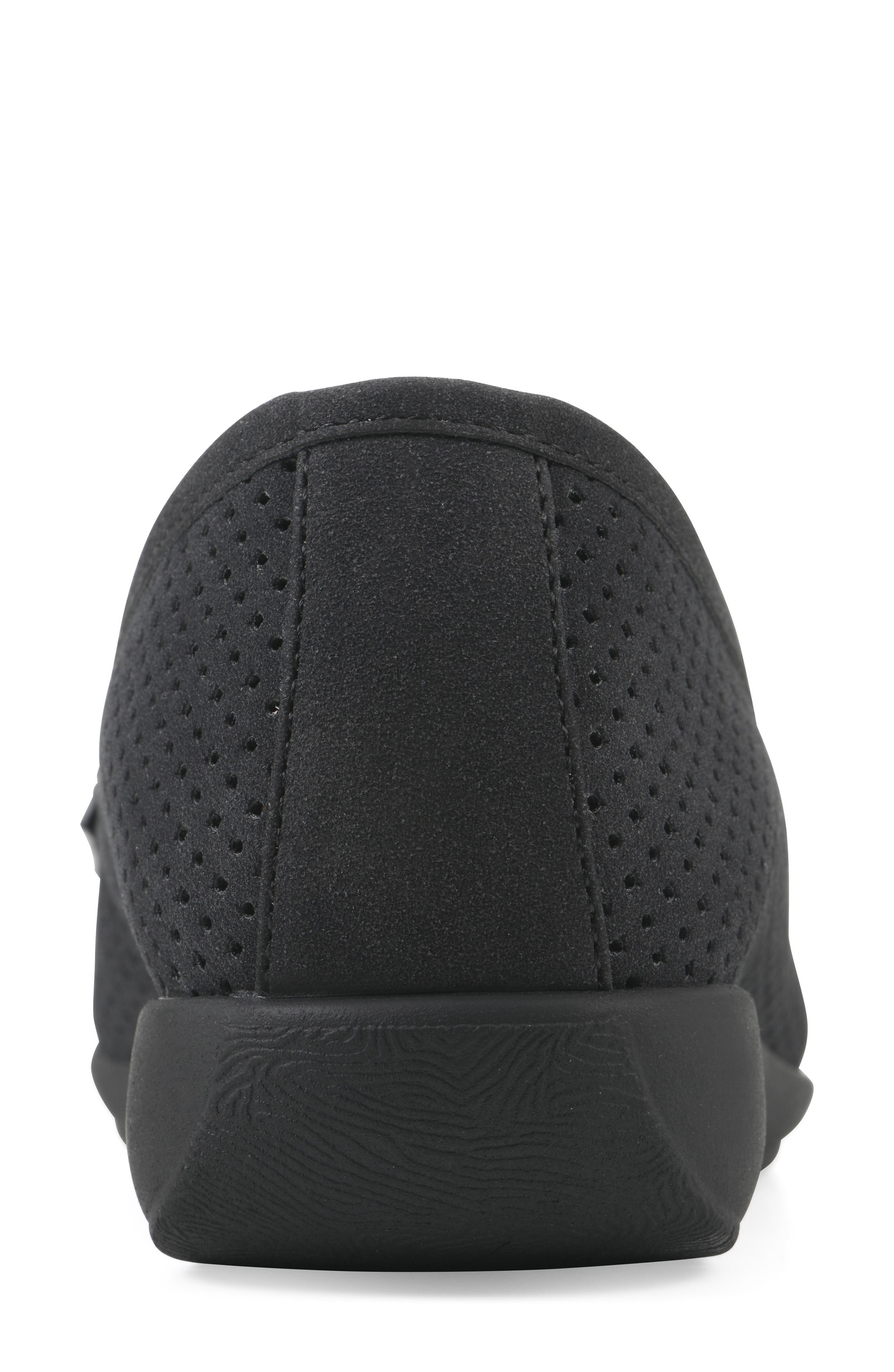 CLIFFS BY WHITE MOUNTAIN Samson Loafer, Alternate, color, Black/ Nubuck